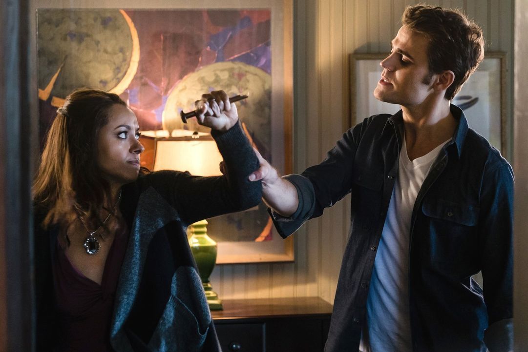 Auch wenn Bonnie (Kat Graham, l.) andere Pläne hatte, muss sie schließlich wieder gegen das Böse kämpfen und dieses Mal auch gegen Stefan (Paul Wesl... - Bildquelle: Warner Bros. Entertainment, Inc.