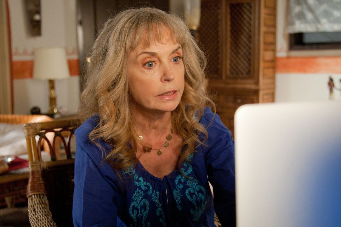 Seitdem Gisela (Gisela Schneeberger) aus dem gemeinsamen Haus ausgezogen ist, lässt sich Gerd hängen - sehr zum Leidwesen von Felix ... - Bildquelle: Chris Hirschhäuser TM &   TURNER BROADCASTING SYSTEM. A TIME WARNER COMPANY. ALL RIGHTS RESERVED.