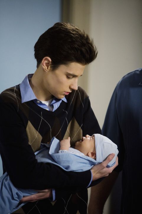 Das Baby ist da! Noch etwas unsicher hält Ben (Ken Baumann) das Neugeborene im Arm. - Bildquelle: 2008 DISNEY ENTERPRISES, INC. All rights reserved. NO ARCHIVING. NO RESALE.