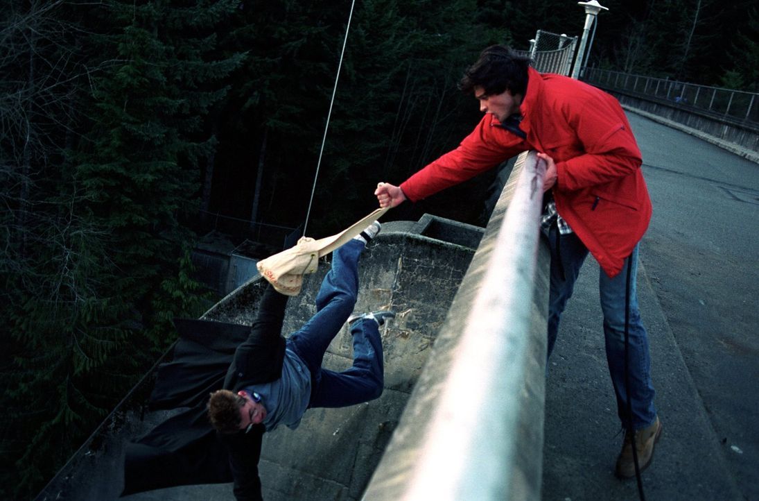 Nachdem er Eric (Shawn Ashmore, l.) beim Schulausflug in letzter Sekunde retten konnte, scheint Clark (Tom Welling, r.)  keine Superkräfte mehr zu h... - Bildquelle: Warner Bros.