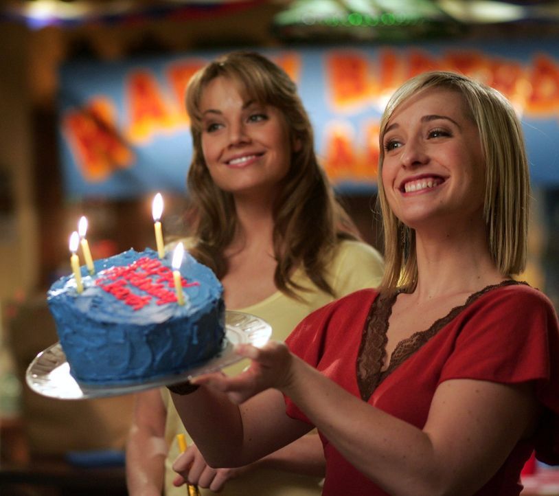 Es ist Clarks Geburtstag. Die Abwechslung kommt recht, finden Chloe (Allison Mack, r.) und Lois (Erica Durance, l.) ... - Bildquelle: Warner Bros.