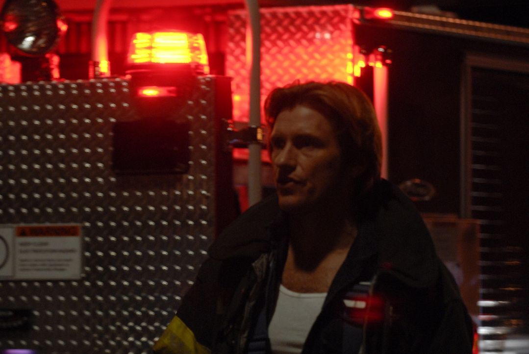 Tommy (Denis Leary) schlüpft in Keefes Uniform und fährt heimlich bei Einsätzen mit ... - Bildquelle: 2007 Sony Pictures Television Inc. All Rights Reserved