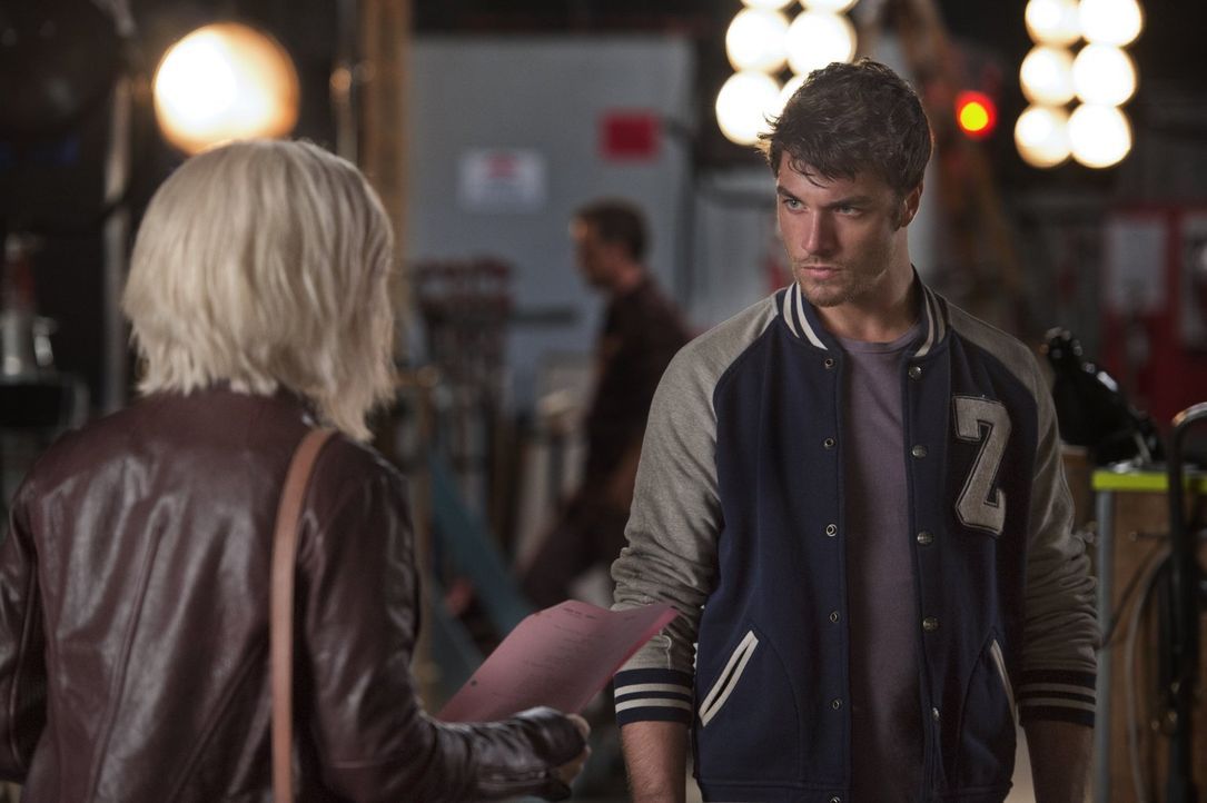 Lässt sich Liv (Rose McIver, l.) von Wyatt Carver alias Cody (Zack Peladeau, r.) blenden oder hat der Schauspieler wirklich nichts mit dem Tod seine... - Bildquelle: 2014 Warner Brothers