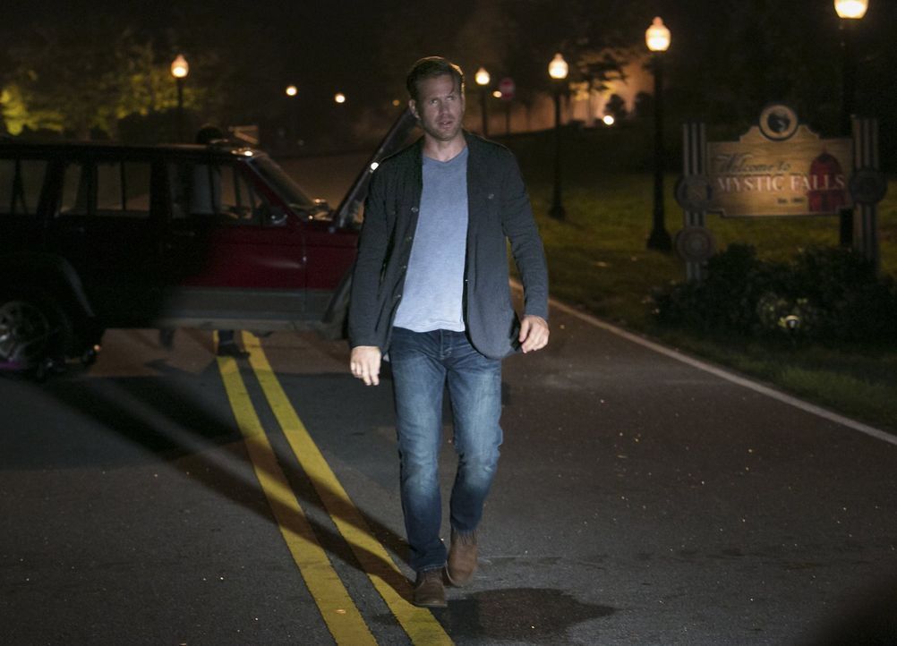 Die Freude über Damons Rückkehr währt für Alaric (Matthew Davis) und die anderen nicht lange ... - Bildquelle: Warner Bros. Entertainment, Inc