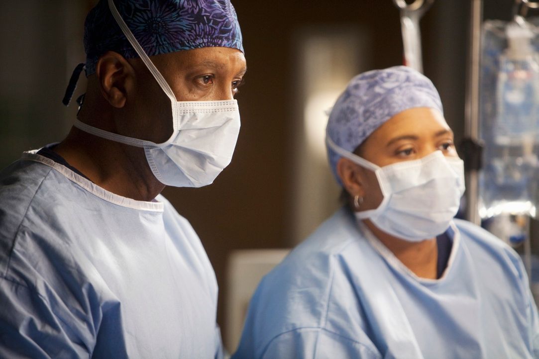 Chief Webber (James Pickens, Jr., l.) stellt während einer Operation fest, dass die zuschauenden Ärzte die ganze Zeit mit ihren Blackberries und iPh... - Bildquelle: ABC Studios