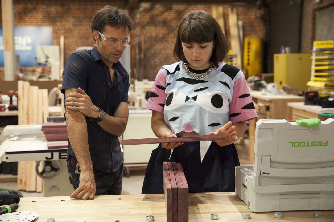 Katie (r.) und Karl (l.) machen sich zusammen an die Arbeit, um ihr letztes Möbelstück zu erschaffen ... - Bildquelle: 2015 Warner Bros.