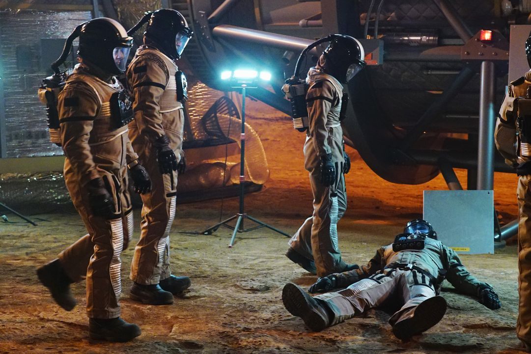 Ein toter Astronaut, eine Marssimulation und keine Chance, den Täter zu finden: Kate (Stana Katic, r.), Castle (Nathan Fillion, 2.v.l.) und Esposito... - Bildquelle: Richard Cartwright ABC Studios / Richard Cartwright