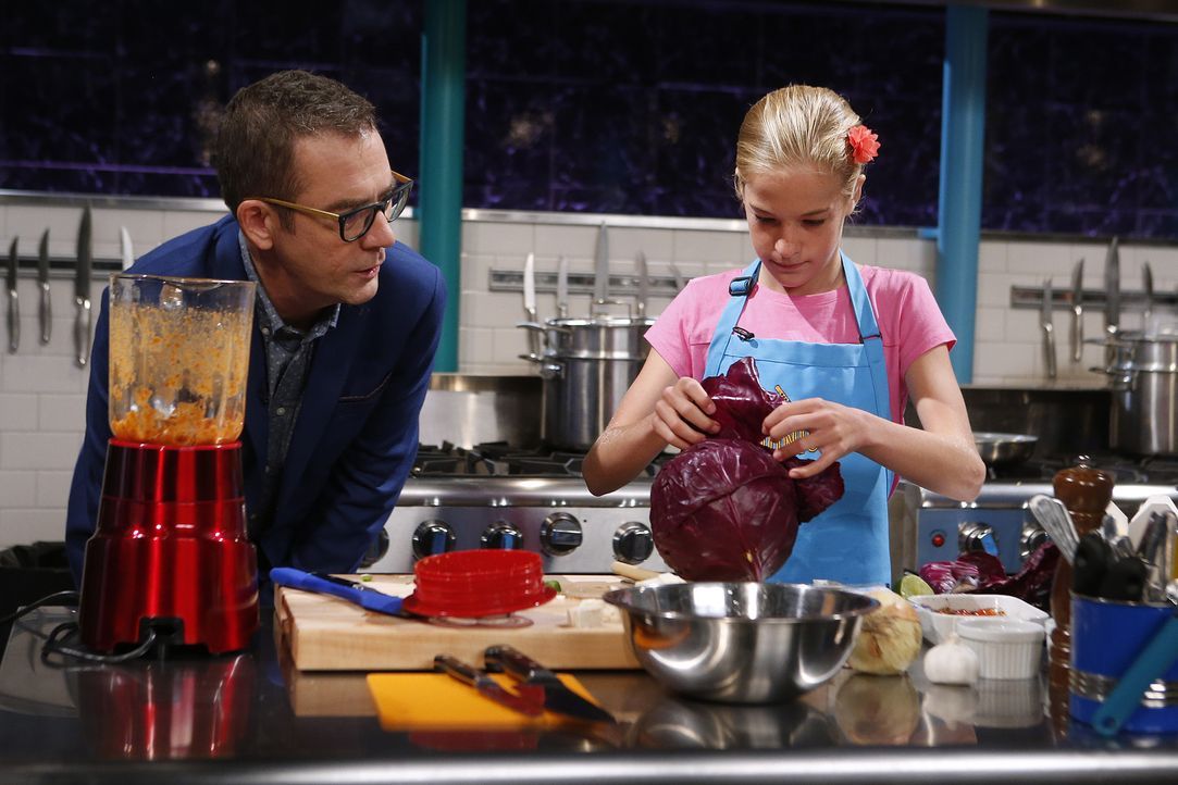 Ted Allen (l.) schaut der kleinen Küchenfee Emily (r.) beim Kochen über die Schulter: Wird sie die Jury mit ihrer Kreation aus Tofu, Ofentomaten und... - Bildquelle: Jason DeCrow 2015, Television Food Network, G.P. All Rights Reserved