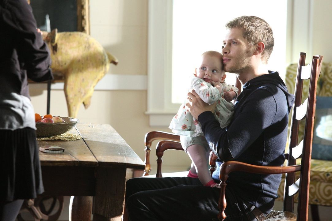 Die Zeit mit seiner Tochter lässt sogar Klaus (Joseph Morgan) für kurze Zeit vergessen, welche Gefahren in der Welt auf ihn und seine Familie warten... - Bildquelle: Warner Bros. Television