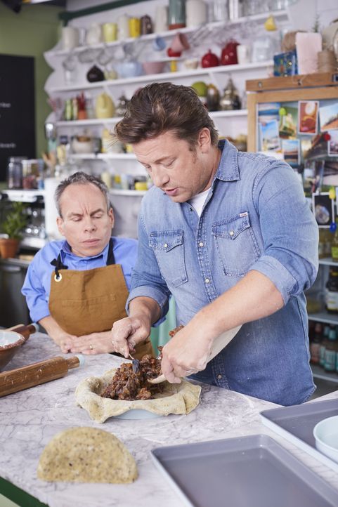 Warwick Davis (l.); Jamie Oliver (r.) - Bildquelle: David Loftus