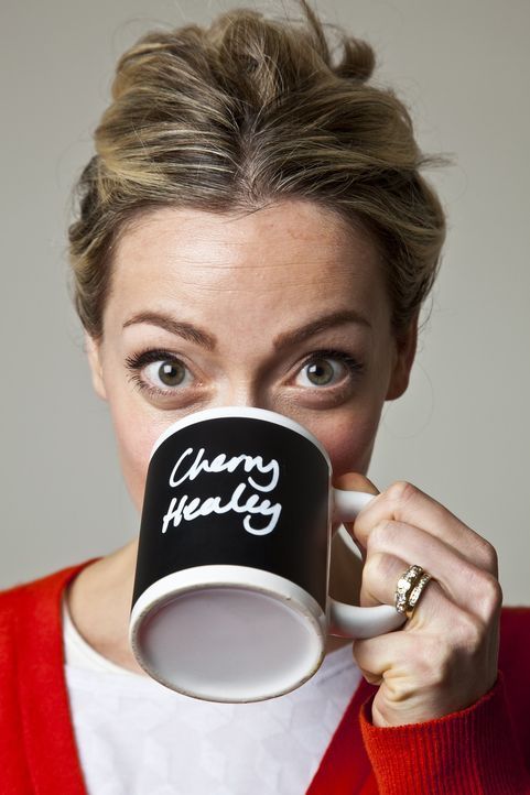 Die charmante britische Reporterin Cherry Healey stellt in ihrer Show die wirklich wichtigen Fragen des Lebens. - Bildquelle: Warner Bros.