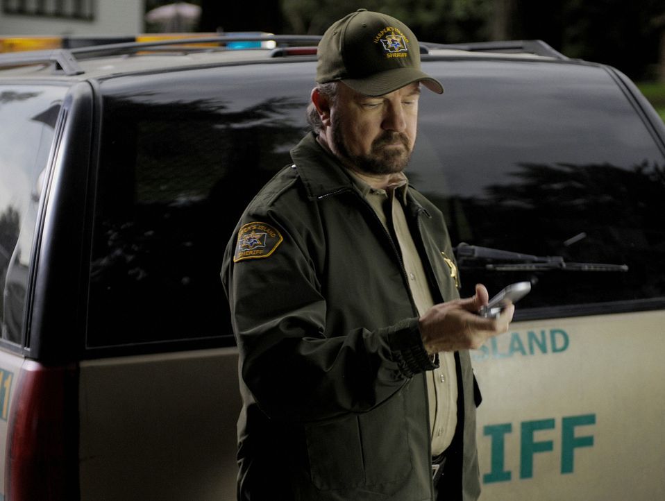 Sheriff Charlie (Jim Beaver) bekommt einen Anruf von seinem Kollegen - man hat die Leiche des Pfarrers gefunden ... - Bildquelle: 2009 CBS Studios Inc. All Rights Reserved.