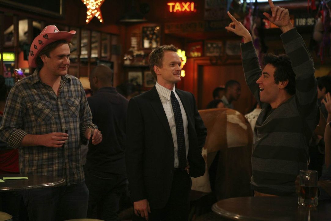 Marshall (Jason Segel, l.) freut sich mit Ted (Josh Radnor, r.), da Barney (Neil Patrick Harris, M.) ihm einen Job vermittelt hat, jedoch ahnen sie... - Bildquelle: 20th Century Fox International Television
