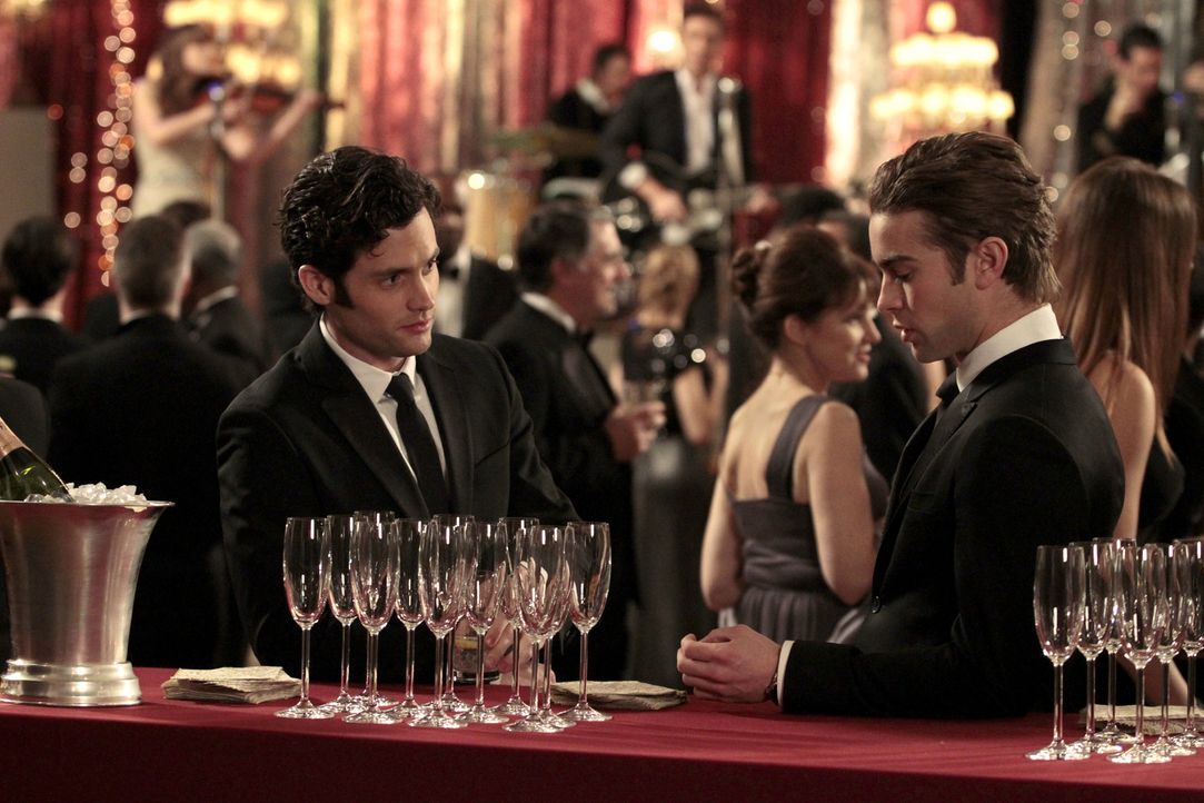 Feiern Blairs Verlobung: Dan (Penn Badgley, l.) und Nate (Chace Crawford, r.) ... - Bildquelle: Warner Bros. Television