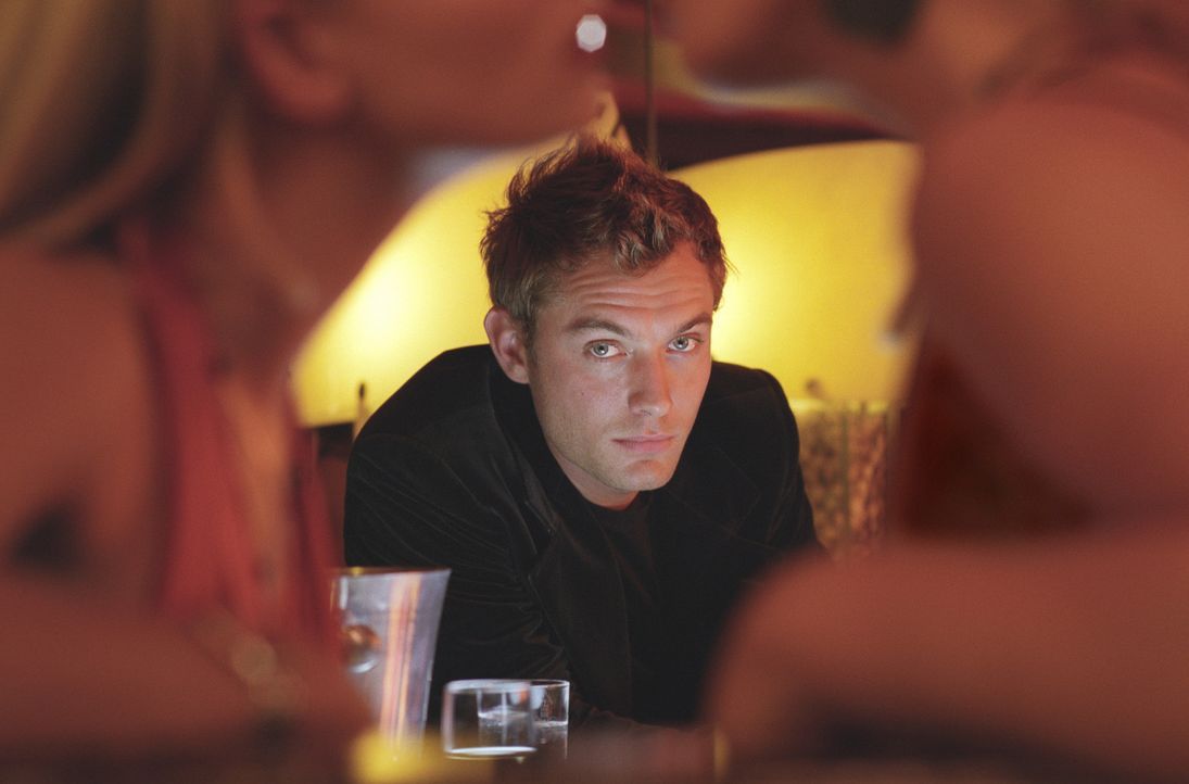 Der selbstverliebte Schönling Alfie (Jude Law) lebt nur für sich selbst und die Frauen ... - Bildquelle: Paramount Pictures