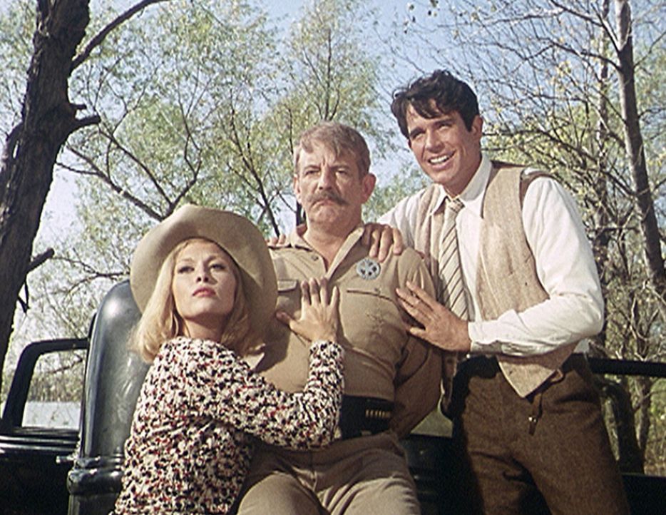Bonnie (Faye Dunaway, l.) und Clyde (Warren Beatty, r.) posieren mit ihrer Beute, dem Sheriff Frank Hamer (Denver Pyle, M.), vor der Presse ... - Bildquelle: Warner Bros.
