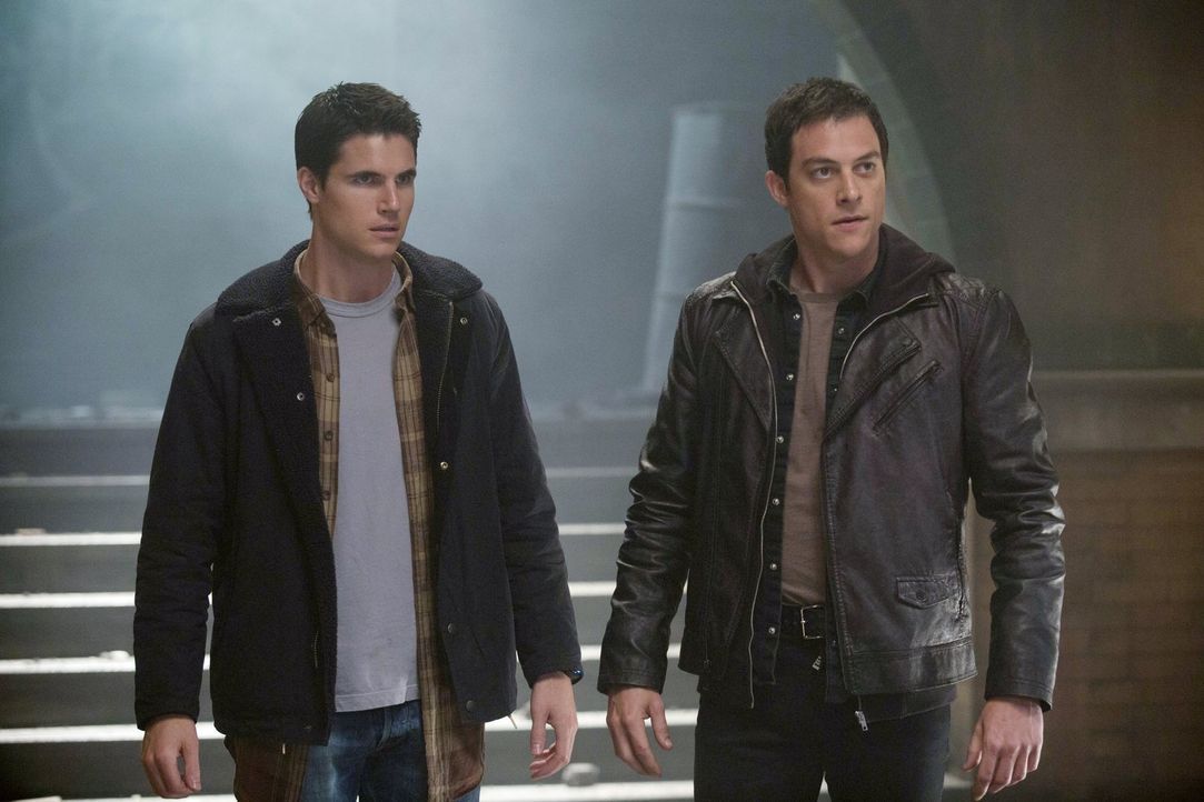 Wie viel weiß Julian (James Mackay, r.) über Stephens (Robbie Amell, l.) Doppelagentenrolle? - Bildquelle: Warner Bros. Entertainment, Inc