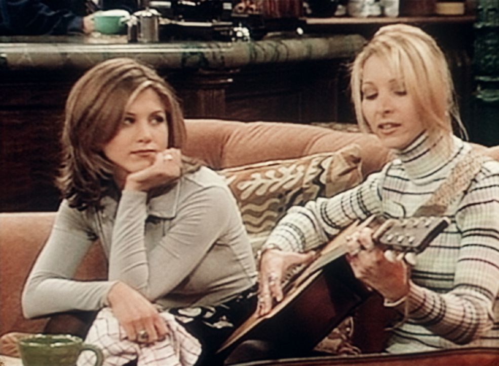 Rachel (Jennifer Aniston, l.) lässt sich eins von den vielen Liedern vorspielen, die Phoebe (Lisa Kudrow, r.) selbst komponiert und getextet hat. - Bildquelle: TM+  2000 WARNER BROS.