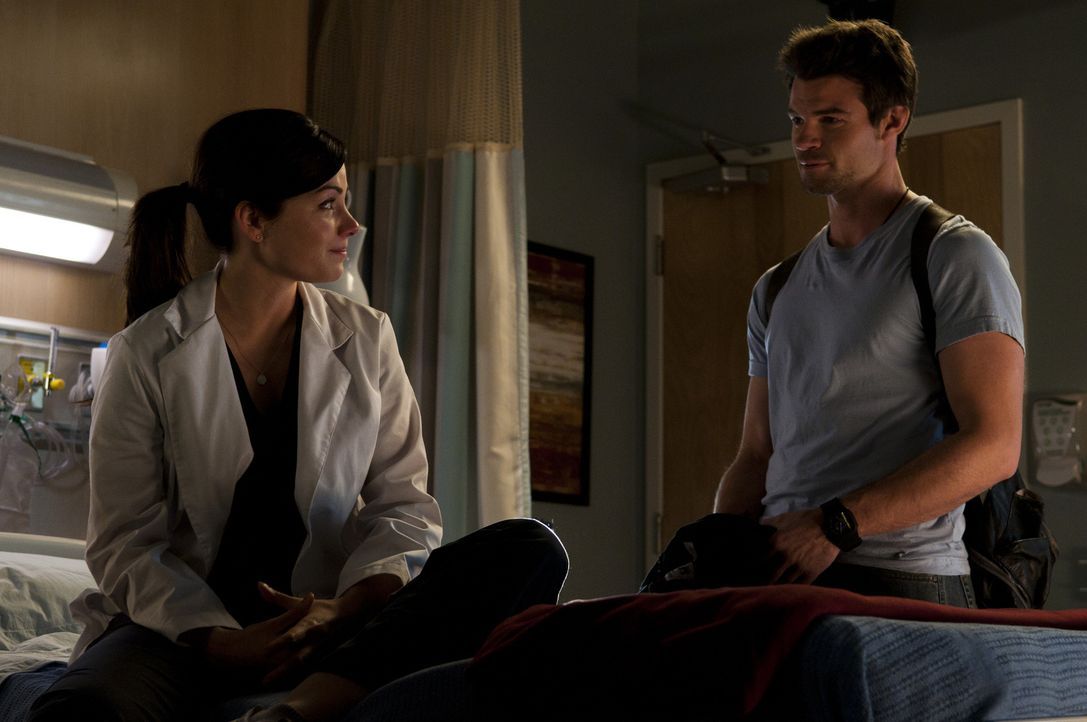 Alex (Erica Durance, l.) ist froh, dass Joel (Daniel Gillies, r.) ihr seine Unterstützung anbietet. - Bildquelle: 2012  Hope Zee One Inc.