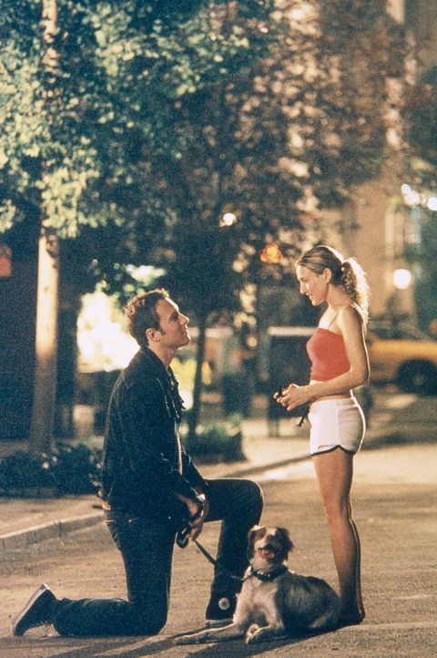 Aidan (John Corbett, l.) kniet vor Carrie (Sarah Jessica Parker, r.) nieder: Er hält um ihre Hand an. - Bildquelle: Paramount Pictures