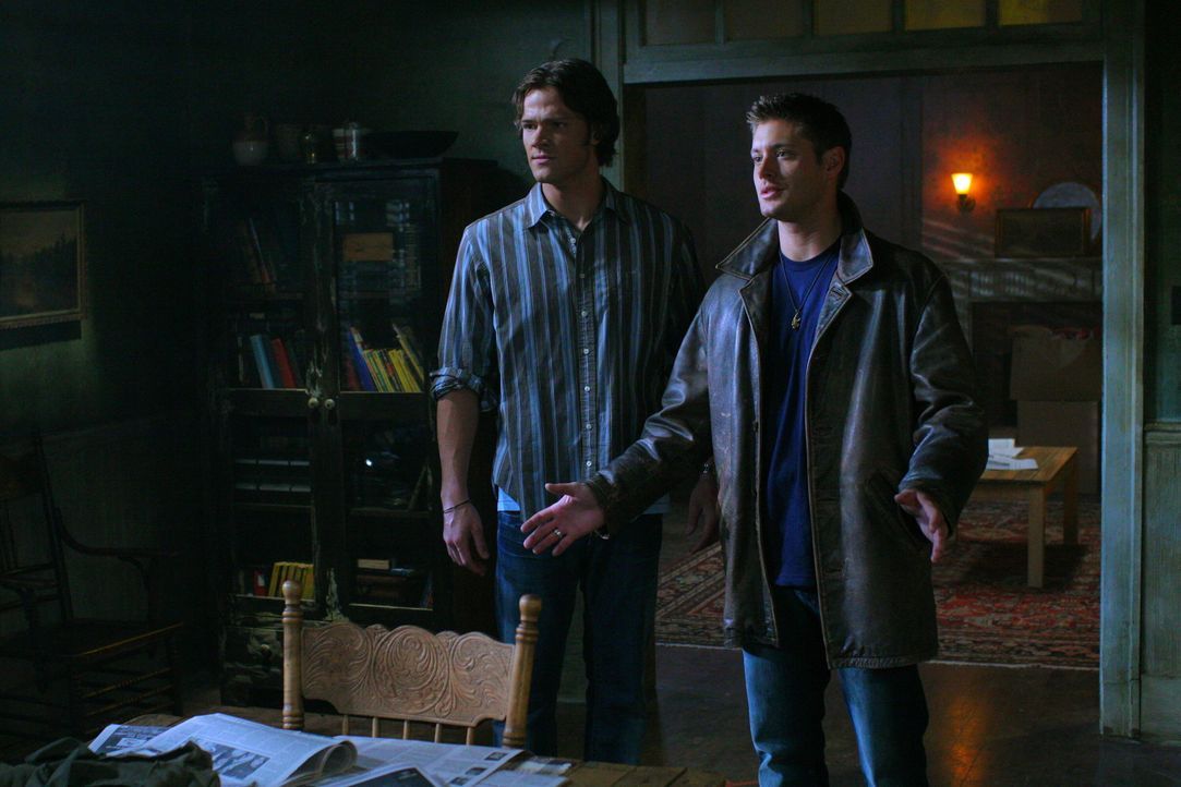 Sam (Jared Padalecki, l.) und Dean (Jensen Ackles, r.) machen Bekanntschaft mit Gordon, der auf harmlose Vampire hemmungslos Jagd macht ... - Bildquelle: Warner Bros. Television