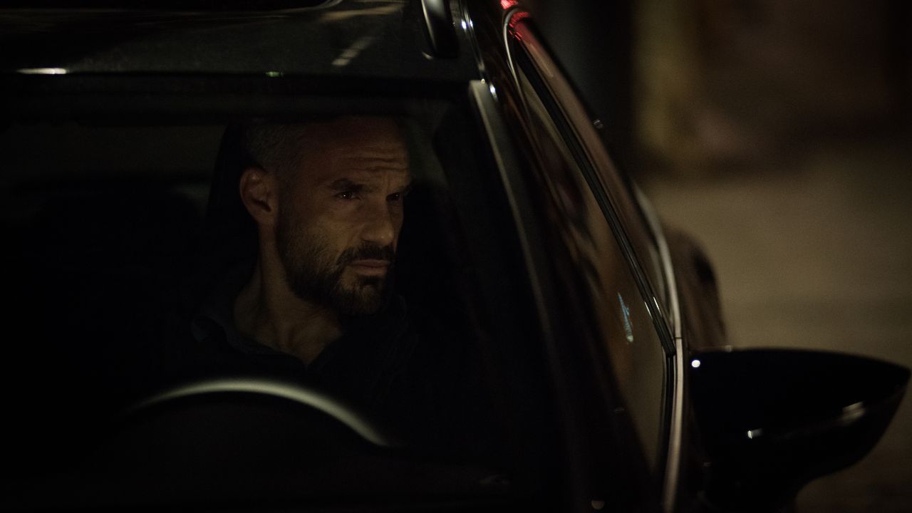 Rocher (Philippe Bas) - Bildquelle: Nicolas Roucou 2019 BEAUBOURG AUDIOVISUEL / TF1 / Nicolas Roucou
