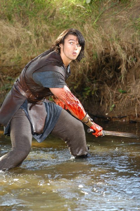 Weil er in einem Anfall von Wahnsinn seine Frau tötet, muss Hercules (Paul Telfer) 12 herkulische Aufgaben verrichten ... - Bildquelle: Ken George Hallmark Entertainment