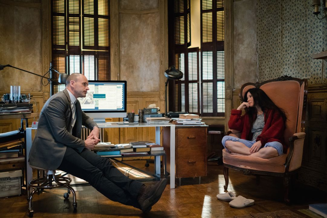 Als Shinwell Ziel einer Schießerei wird, die eine Verbindung zwischen ihm und einem ungelösten Mord offenbart, werden Holmes (Jonny Lee Miller, l.)... - Bildquelle: Michael Parmelee © 2016 CBS Broadcasting, Inc. All Rights Reserved / Michael Parmelee