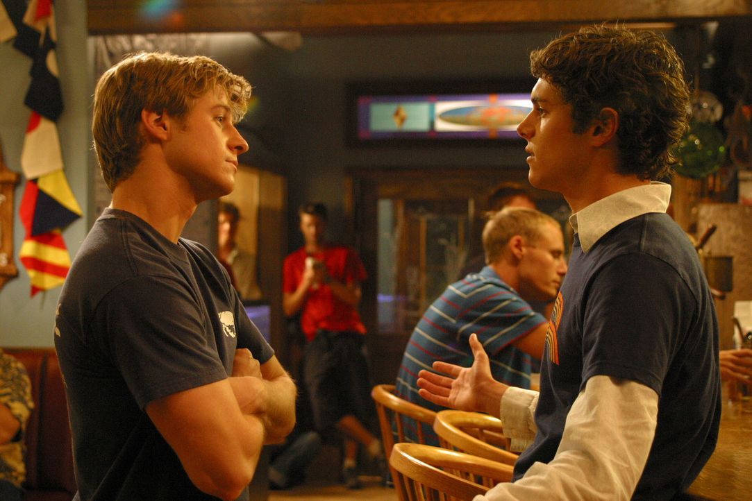 Seth (Adam Brody, r.) ermutigt Ryan (Benjamin McKenzie, l.) die Beziehung mit Marissa zu intensivieren ... - Bildquelle: Warner Bros. Television