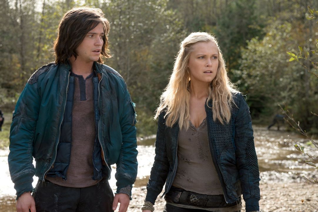 Nachdem Finn (Thomas McDonell, l.) und Clarke (Eliza Taylor, r.) die Wahrheit über Bellamy kennen, wird ihnen bewusst, dass er ihnen nicht beim Rett... - Bildquelle: Warner Brothers