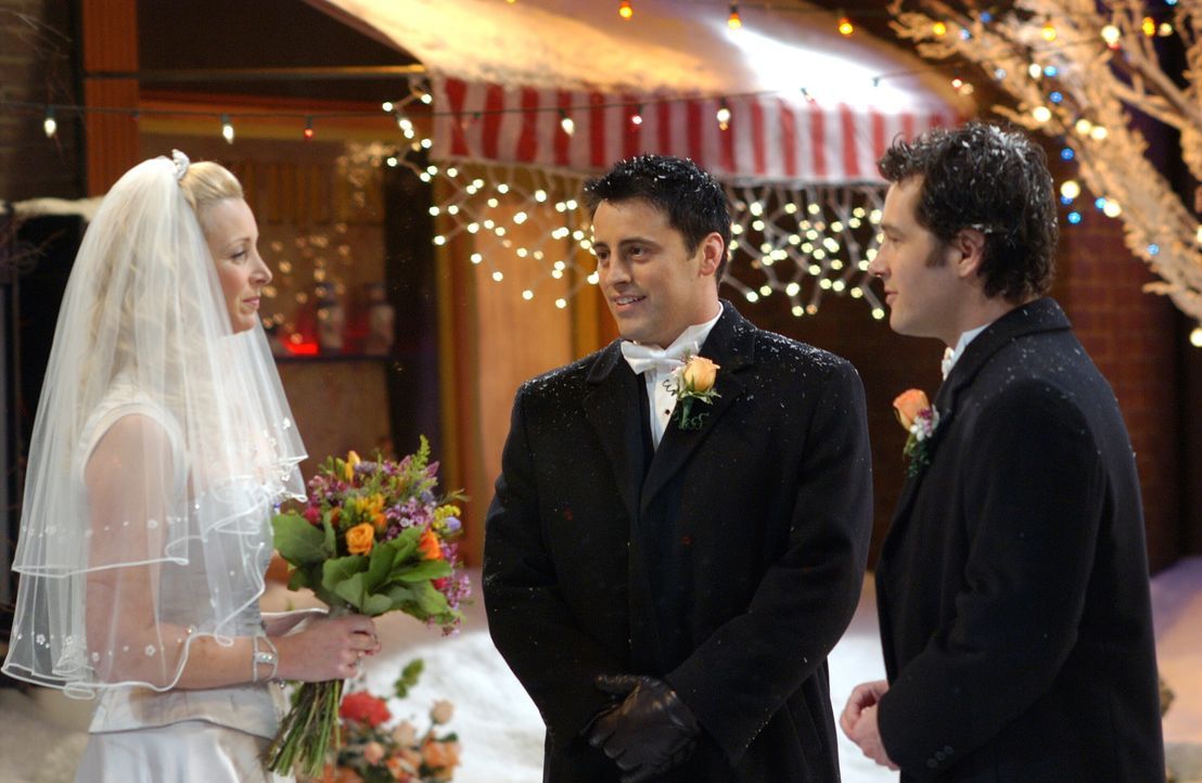Als endlich alles perfekt fertig ist, fällt die Hochzeit von Phoebe (Lisa Kudrow, l.) und Mike (Paul Rudd, r.) beinahe wegen eines Schneesturms aus.... - Bildquelle: 2003 Warner Brothers International Television