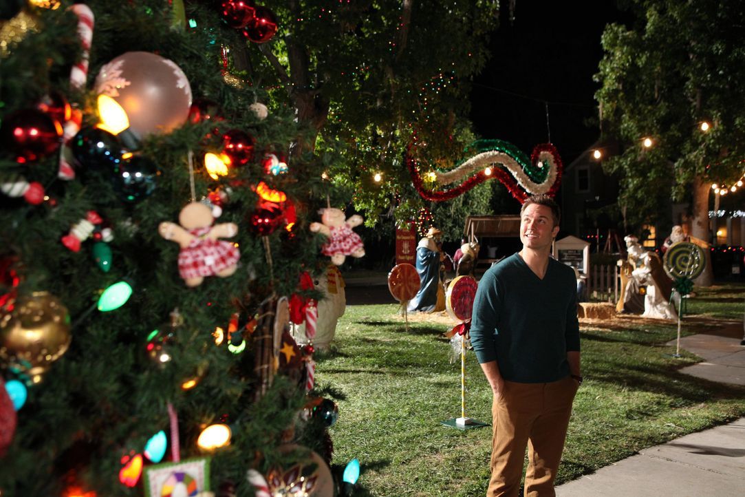 Bei seiner Suche nach einem perfekten, imposanten Weihnachtsbaum für die Stadt, lässt sich George (Scott Porter) ausgerechnet von Wade helfen ... - Bildquelle: Warner Bros.