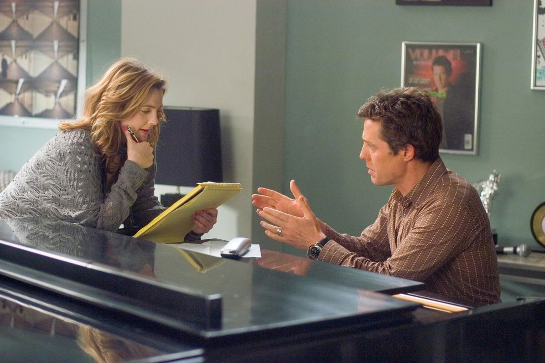 Als Alex (Hugh Grant, r.) und Sophie (Drew Barrymore, l.) sich kennen lernen, stellen sie schnell fest, dass sie zusammen ein erfolgreiches Songschr... - Bildquelle: Warner Bros.