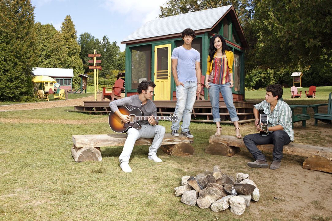Gegenüber hat das "Star Camp" eröffnet und droht nun dem "Camp Rock" und seinen Lehrern (v.l.n.r.) Jason (Kevin Jonas), Shane (Joe Jonas), Mitchie (... - Bildquelle: Disney