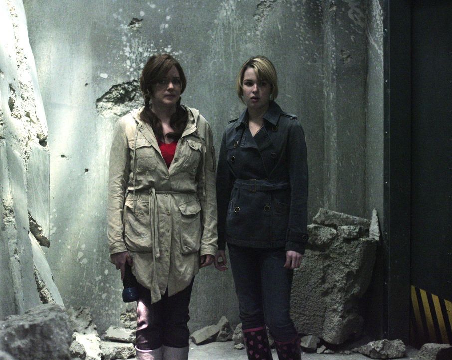 Auch die beiden Mädchen Lori (April Matson, l.) und Amanda (Kirsten Prout, r.) können die Finger nicht davon lassen und betreten das verlassene Ge... - Bildquelle: TOUCHSTONE TELEVISION