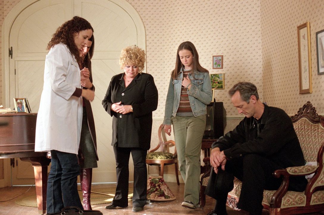 Während die Tierärztin Jeannie (Delaune Michel, l.), Lorelai (Lauren Graham, 2.v.l.) Babette (Sally Struther, M.), Rory (Alexis Bledel, 2.v.r.), Mor... - Bildquelle: 2000 Warner Bros.
