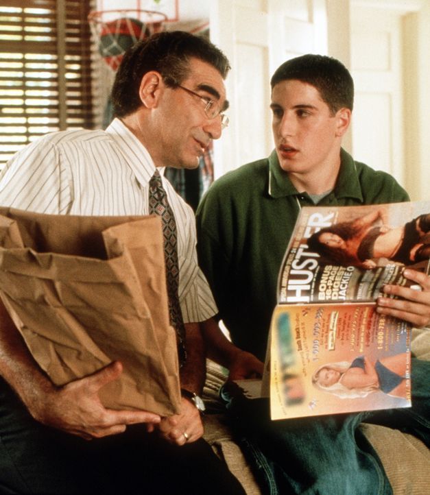 In sexuellen Dingen ist der Vater (Eugene Levy, l.) von Jim (Jason Biggs, r.) recht freizügig. Doch auch dies bringt Jim seinem Ziel nicht unbeding... - Bildquelle: Constantin Film