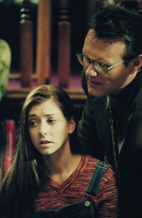 Willow (Alyson Hannigan, l.) hat eine interessante Entdeckung gemacht, die sie dem Bibliothekar Mr. Giles (Anthony Stewrt Head, r.) mitteilt ... - Bildquelle: (1997) Twentieth Century Fox Film Corporation.