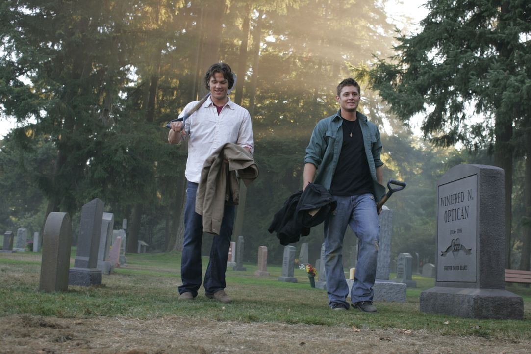 Sam (Jared Padalecki, l.) und Dean (Jensen Ackles, r.) besuchen das Grab ihrer Mutter, um dort die Militärmarke von ihrem Vater John zu vergraben ... - Bildquelle: Warner Bros. Television
