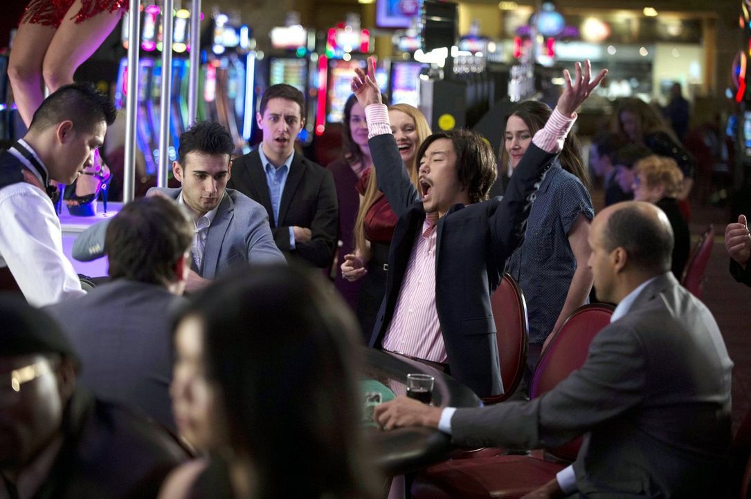 Bei seinen Glücksspielen in Las Vegas machte Russell (Aaron Yoo, M.) vor vier Jahren die Bekanntschaft mit einer besonderen Frau ... - Bildquelle: Warner Bros. Entertainment, Inc