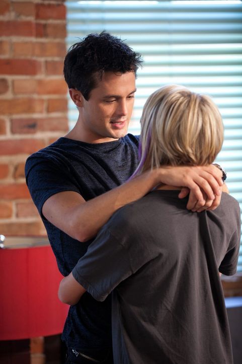 Chase (Stephen Colletti, l.) hat Tara (Chelsea Kane, r.) wirklich gern. Wäre da bloß nicht das Problemchen mit Chris Keller ... - Bildquelle: Warner Bros. Pictures