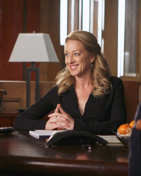 Holly (Patricia Wettig) bezieht ihren Schreibtisch bei "Ojai Foods" ... - Bildquelle: Disney - ABC International Television