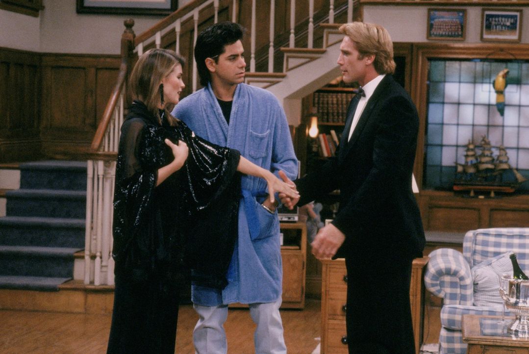 Ausgerechnet vor Beckys (Lori Loughlin, l.) Lieblingsprofessor Eric Trent (Barry Van Dyke, r.) blamiert sich Jesse (John Stamos, M.) bis auf die Kno... - Bildquelle: Warner Brothers Inc.