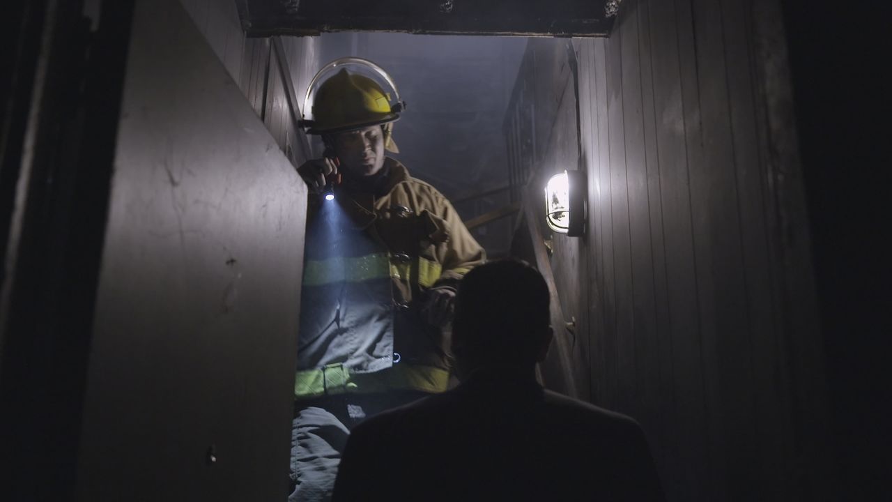 In den Trümmern des abgebrannten Hauses finden die Rettungskräfte eine verkohlte Leiche. Kann Lt. Joe Kenda (Carl, Marino, vorne) den Brandstifter u... - Bildquelle: Jupiter Entertainment