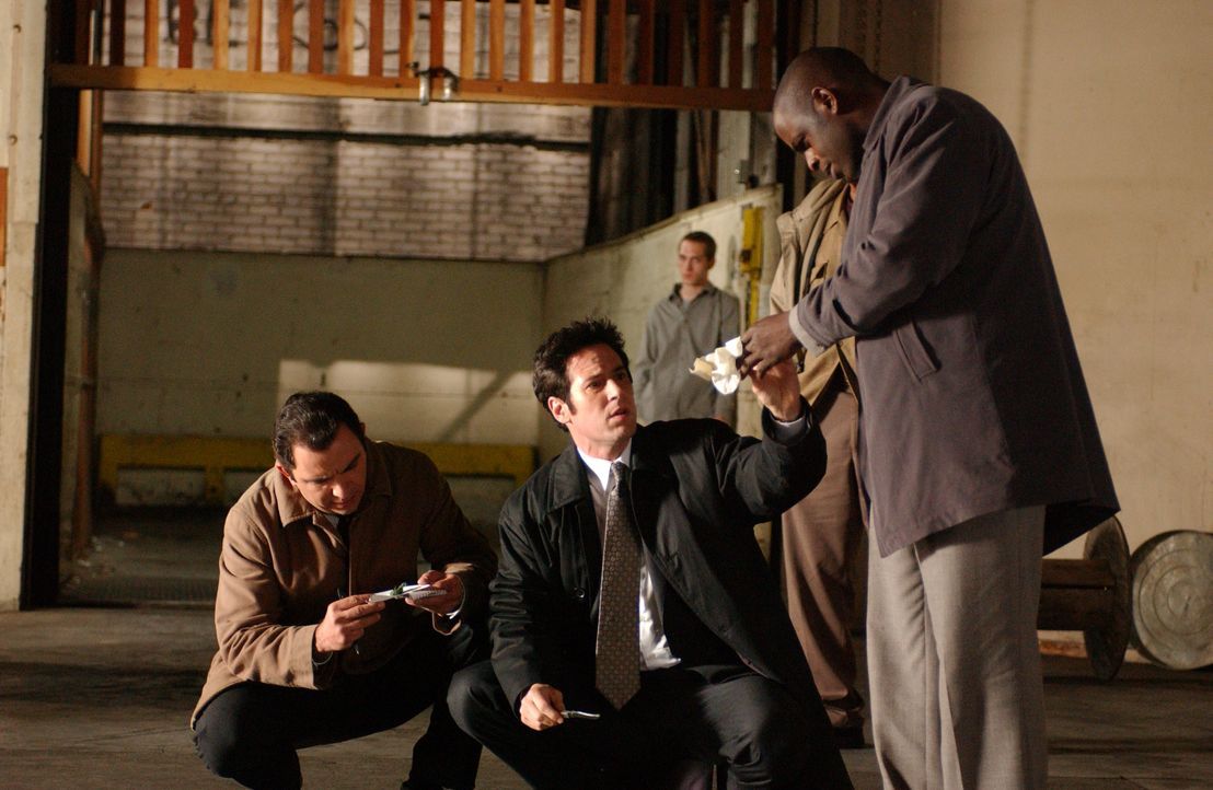 Auf einer heißen Spur: Don Eppes (Rob Morrow, M.) und David Sinclair (Alimi Ballard, r.) ... - Bildquelle: Paramount Network Television