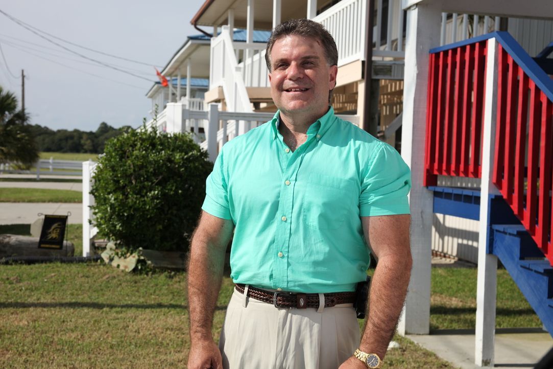 Auf der Suche nach einem Familien-Anwesen an der Atlantikküste South Carolinas: Makler Matt Becker ... - Bildquelle: 2013,HGTV/Scripps Networks, LLC. All Rights Reserved