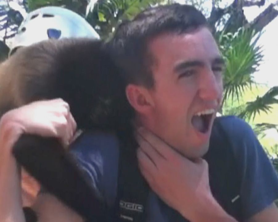 Ein tollwütiger Affe attackiert Clay Ellis (r.) in seinem Urlaub und steckt ihn durch seine Bisse mit der tödlichen Krankheit an ... - Bildquelle: 2012, The Travel Channel, L.L.C. All Rights Reserved.