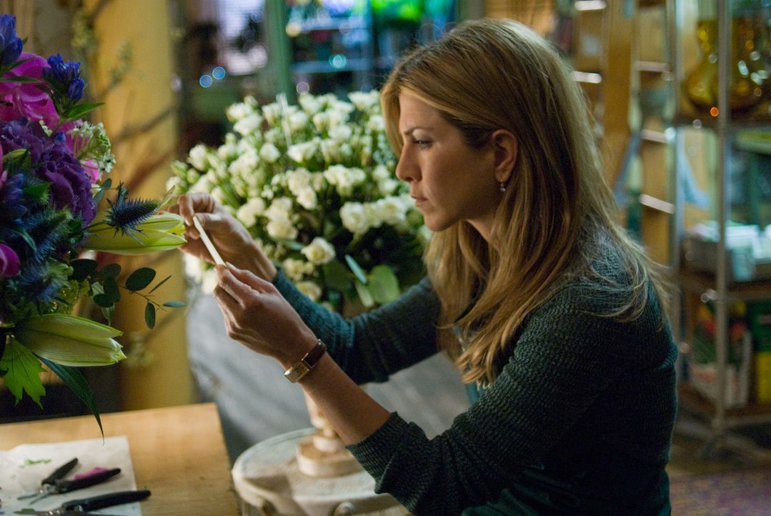Die Blumenhändlerin Eloise (Jennifer Aniston) ist mehr als überrascht, als sie einen Strauß mit einer geheimnisvollen Nachricht erhält. Sie hat... - Bildquelle: Universal Pictures