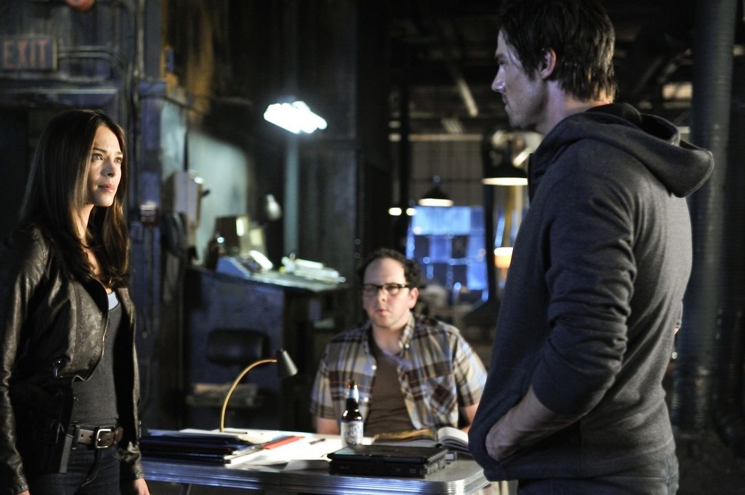 Um dem Mord an einem Richter aufzudecken, bekommt Cat (Kristin Kreuk, l.) Unterstützung von Vincent (Jay Ryan, r.). J.T. (Austin Basis, M.) hat jedo... - Bildquelle: 2012 The CW Network, LLC. All rights reserved.