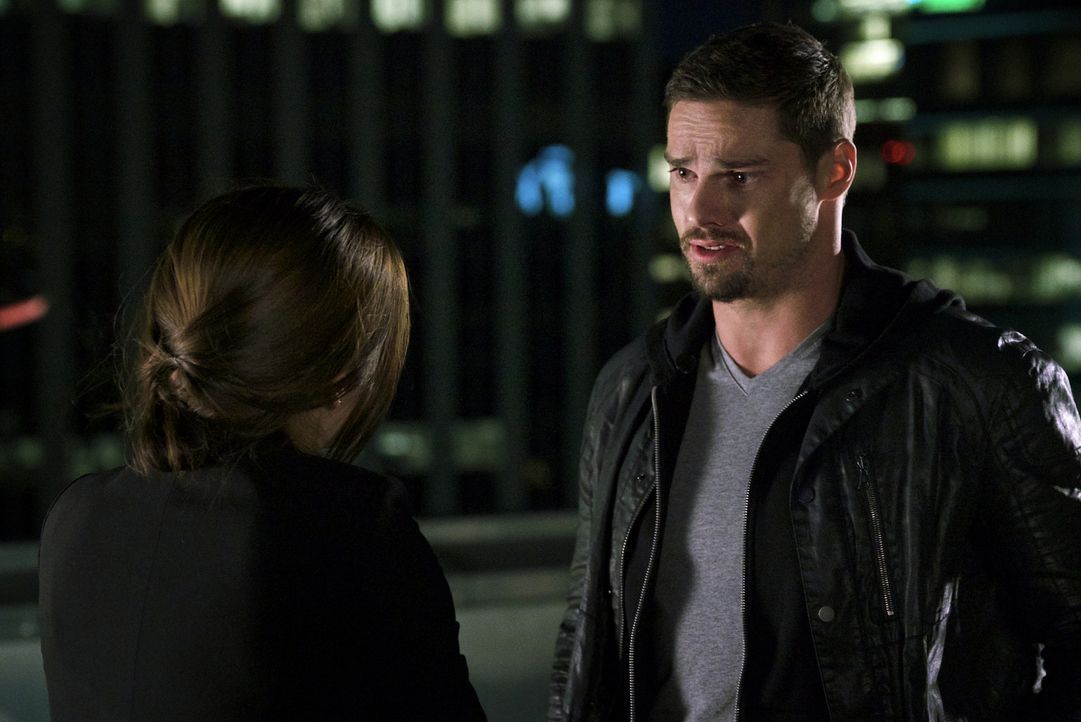 Während Vincent (Jay Ryan, r.) wegen des angeblichen Mordes an Agent Hill vom DHS gejagt wird, will sich Cat (Kristin Kreuk, l.) Zugang zu Hills Akt... - Bildquelle: Michael Gibson 2016 The CW Network. All Rights Reserved.